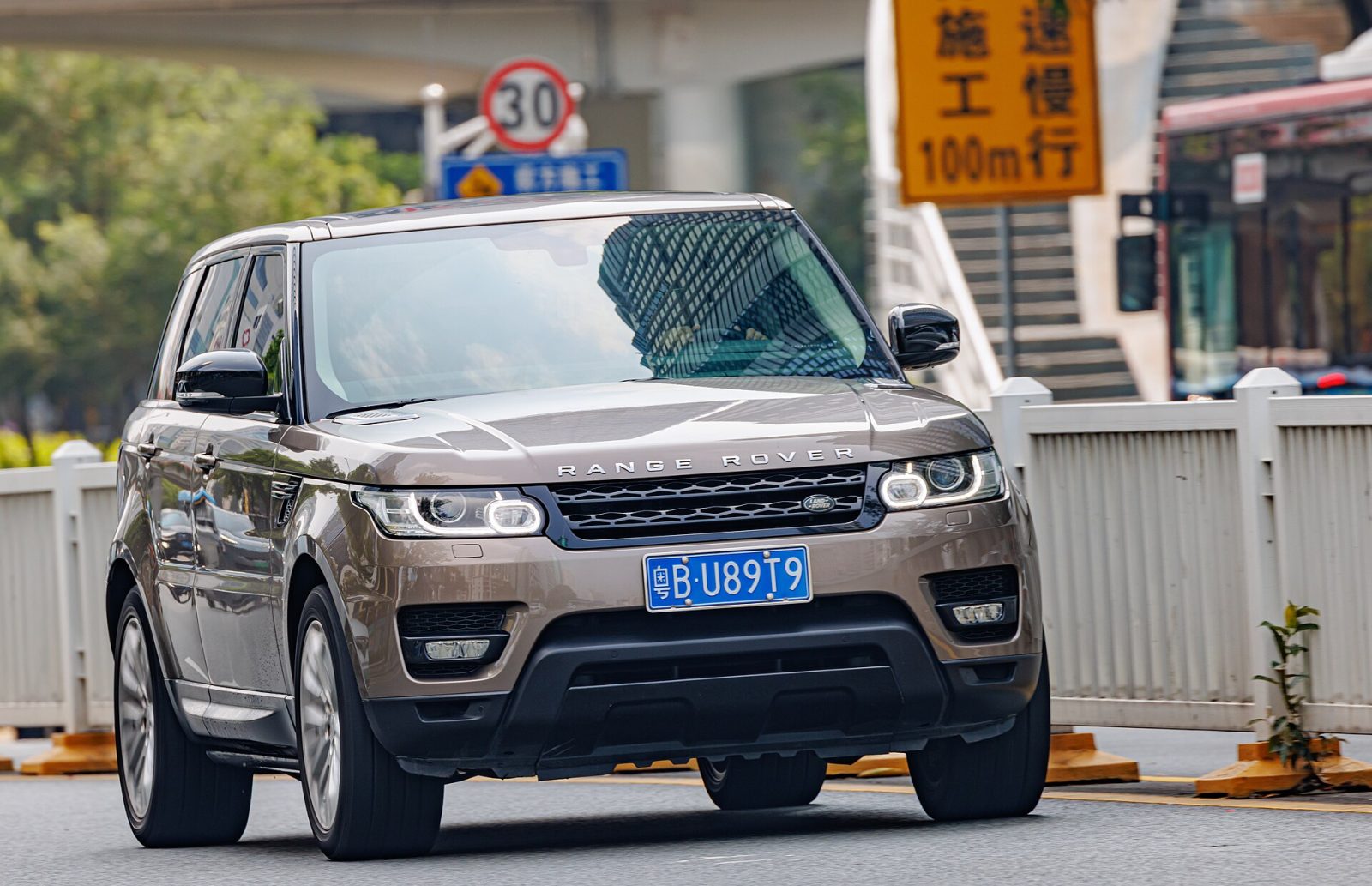 Teknik Recovery Sederhana: Melepaskan Land Rover dari Lumpur